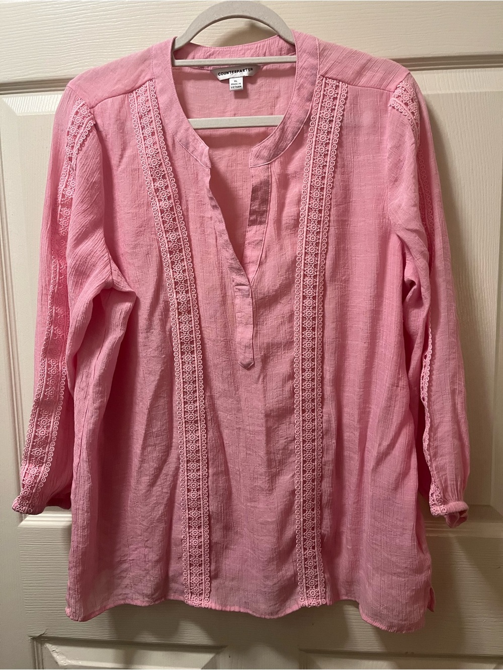 Counterparts Women’s Size XL Pink Peasant Top with Lace Embroidered Detail VNeck